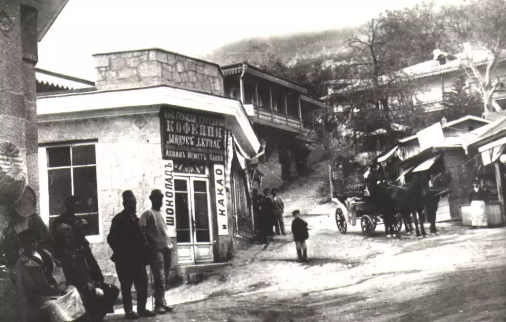 Базарная площадь Алупки в начале 20 века