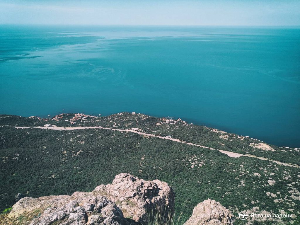 Вид на море и госдачу Горбачёва с горы Ильяс-Кая в Крыму