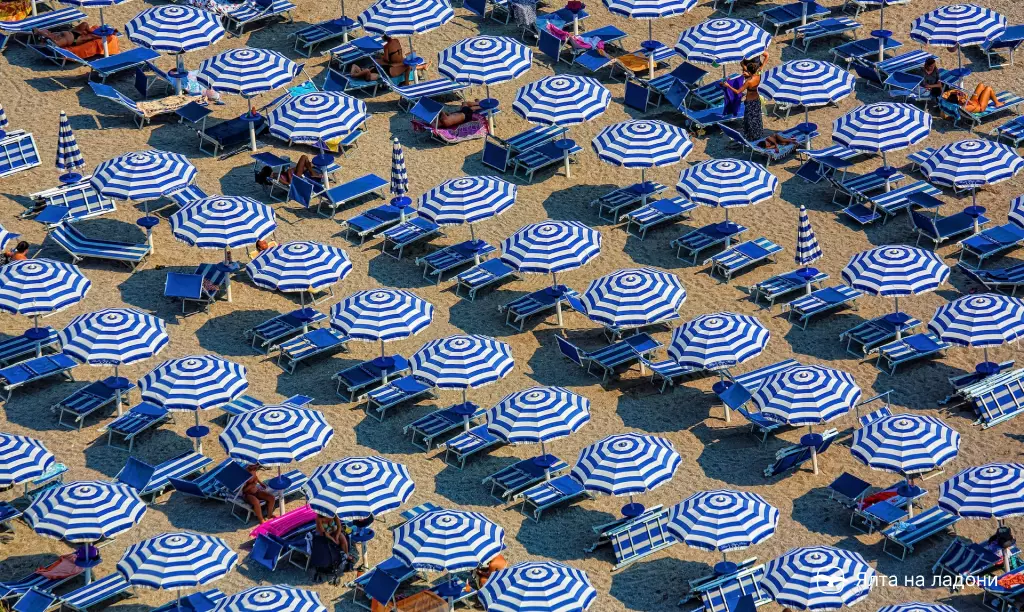 Секрет красивого загара под зонтиком на пляже в Крыму